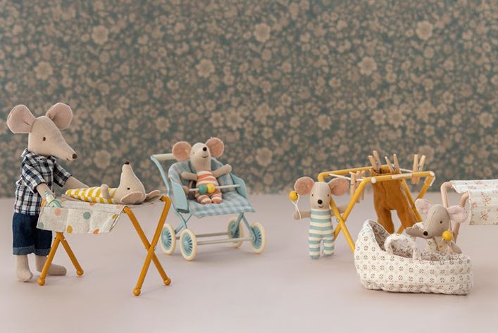 Maileg | Nursery table, Baby mouse - Ocher